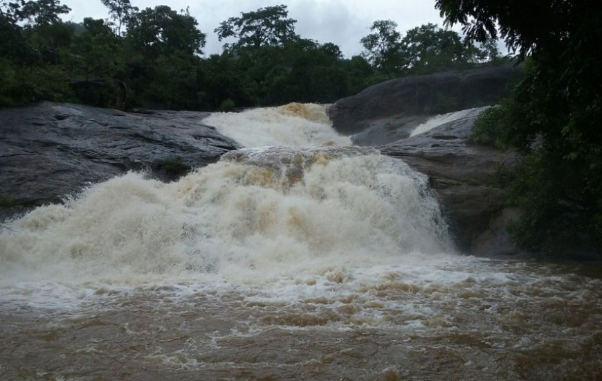 Ribeirão de Taquaruçu transborda com última chuva