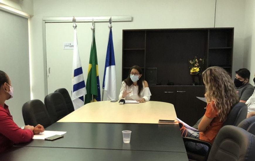 Vice-presidente da Adetuc, Mounira Hawat, durante coletiva realizada no dia 30.