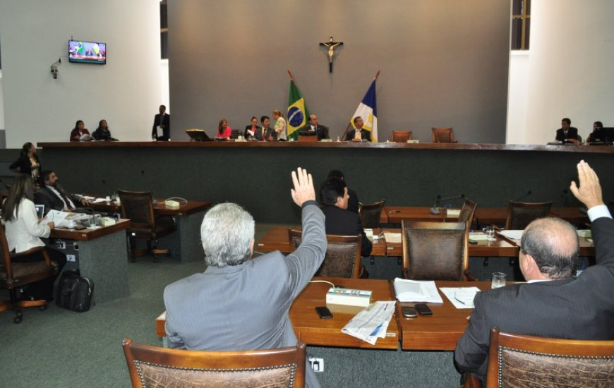 Deputados votam no Plenário da AL