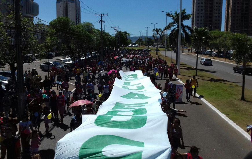 Professores percorreram a Avenida JK e fazem manifestação em frente a prefeitura