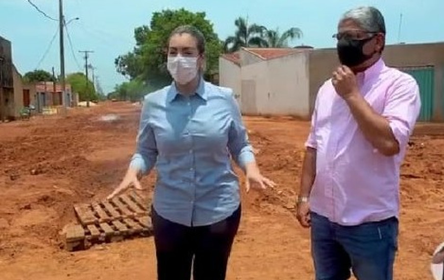 Cinthia Ribeiro (PSDB) em meio às obras no Jardim Taquari