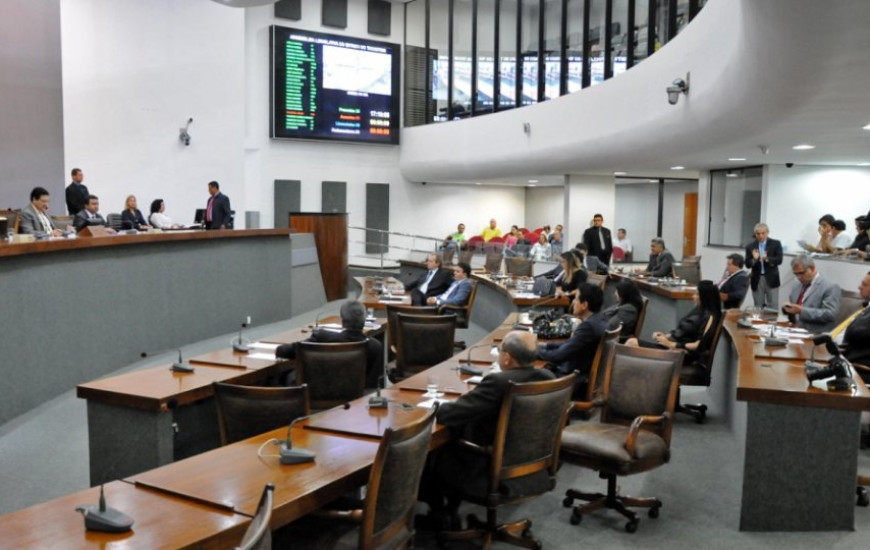 Faltas são tema de debate entre deputados na AL