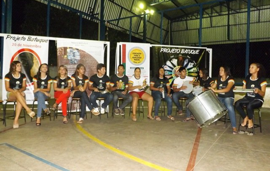 Alunos do Colégio Estadual Cristalândia ensaiam