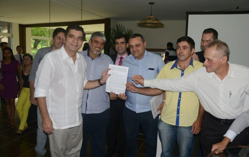 Amastha e representantes assinam termo