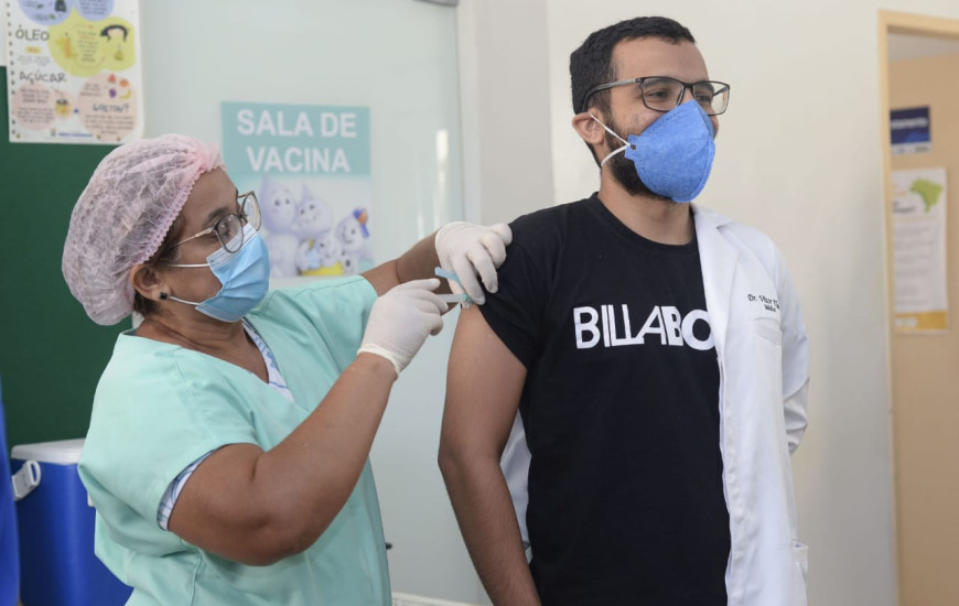 Segunda dose da vacina é administrada em um intervalo entre 21 e 28 dias