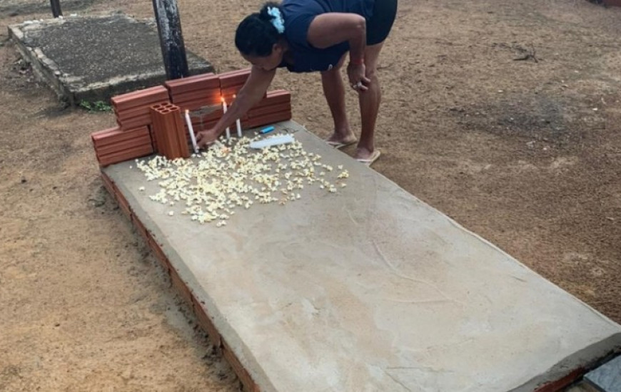 Umbandista em vista ao túmulo de parente 