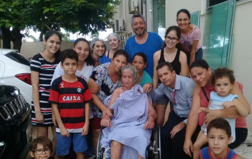 Familiares e equipe do hospital acompanharam Dona Hilda