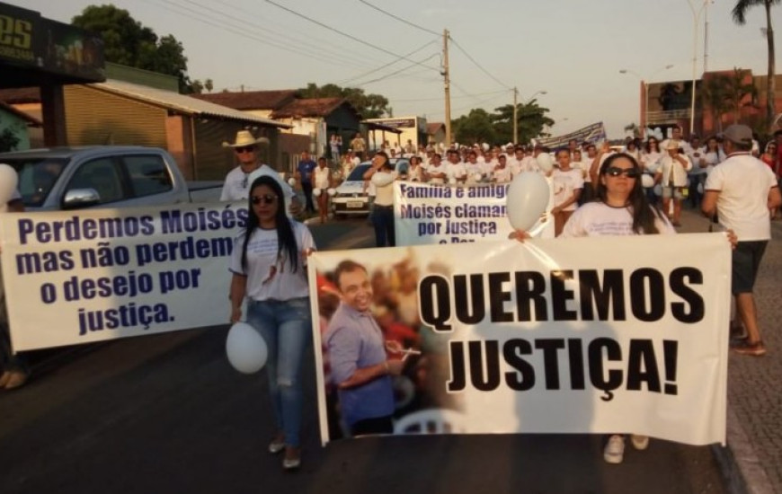 Família e amigos fazem constantes protestos. 