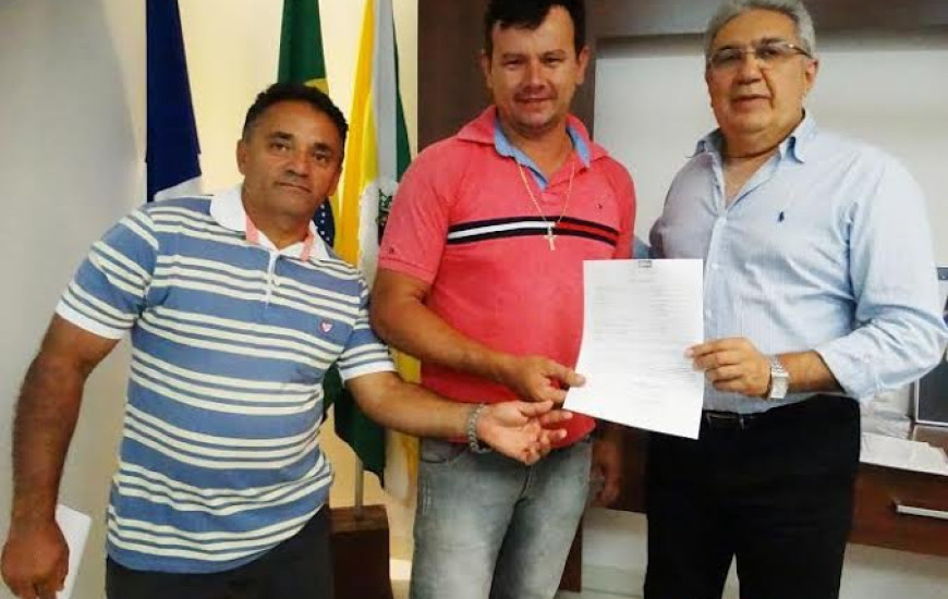 Prefeito assina termo de reserva