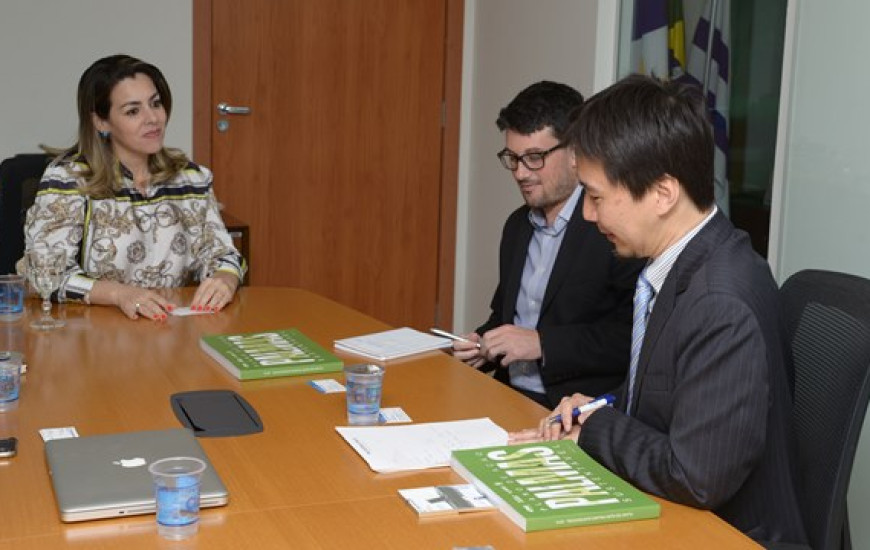 Prefeita Cinthia Ribeiro com representantes do Banco Mundial