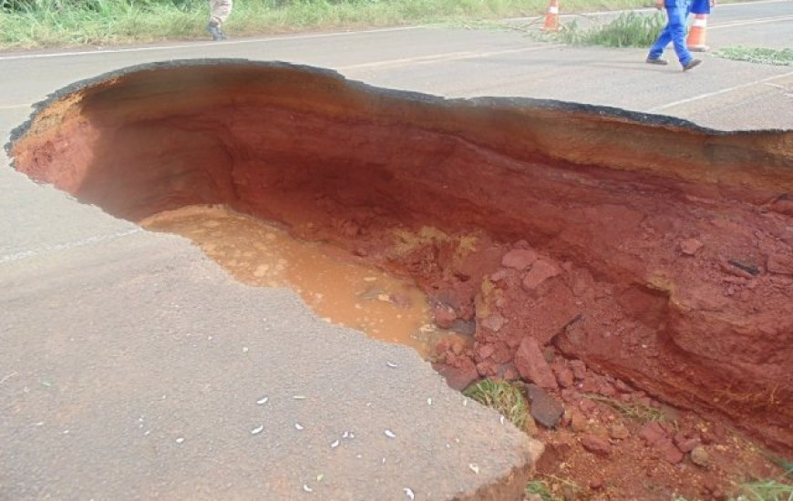 Cratera se abre no meio da pista na BR 226