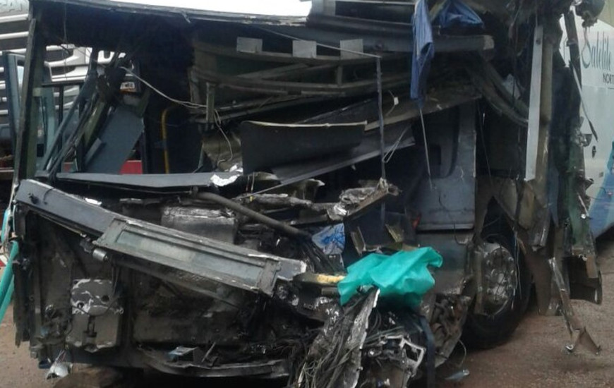 Ônibus bateram de frente na rodovia