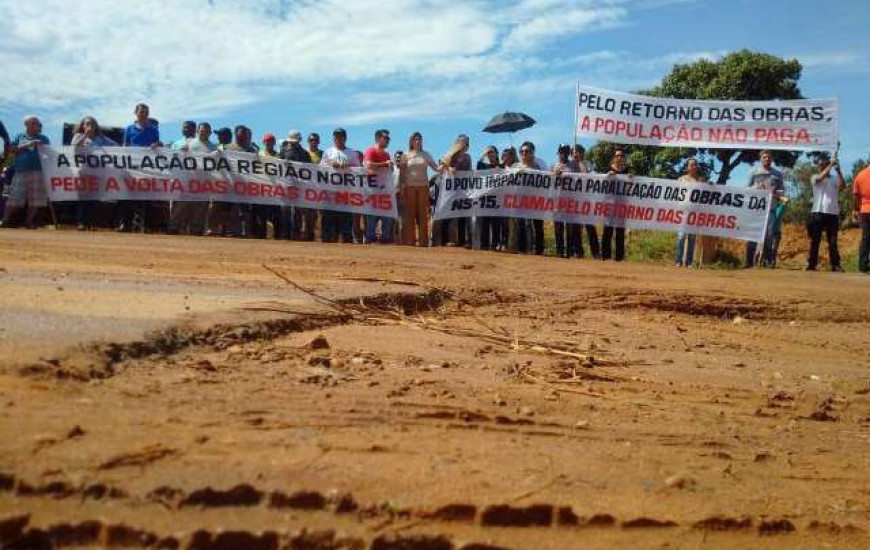 Moradores da região protestaram pela retomada de obras