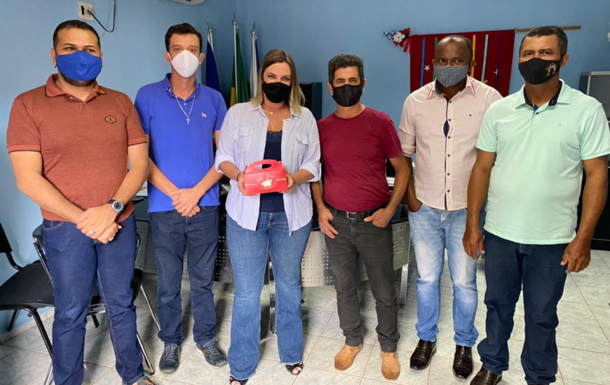 Deputada Claudia Lelis com o prefeito de Natividade e lideranças.