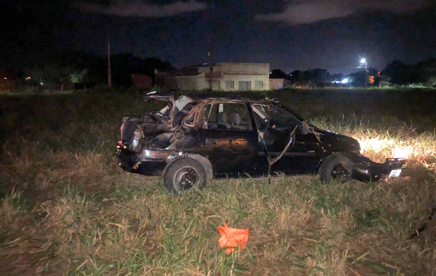  Carro em que estavam as vítimas parou fora da pista com o capotamento