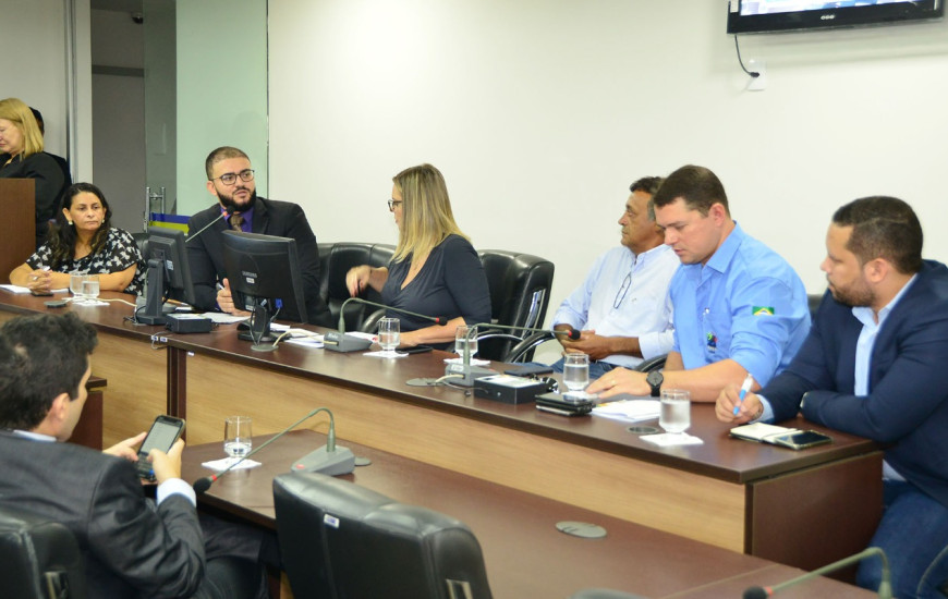 Os deputados Leo Barbosa e Cláudia Lelis na coordenação das discussões