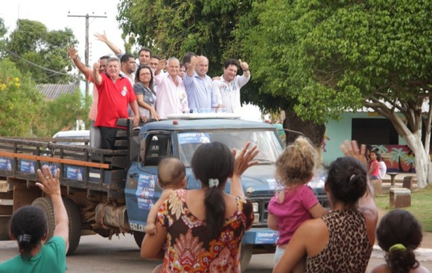 Candidatos em carreata pelo interior