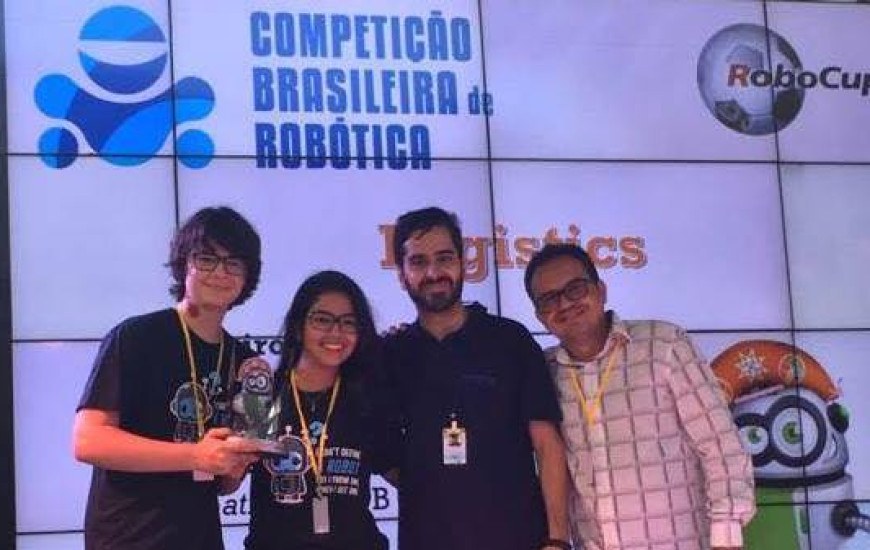 Arthur Barreto e Carolina Salgado, e os professores Wendell, Max e Marcus