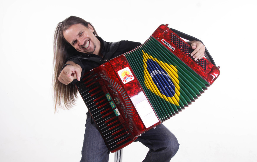 Cantor Dorgival Dantas encerra a programação do FGT