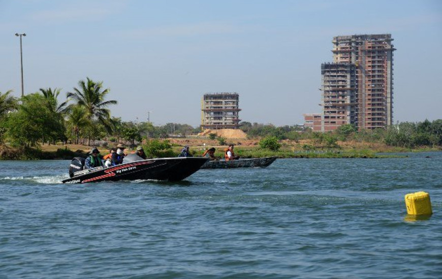 Operação no lago apreende redes e pescados