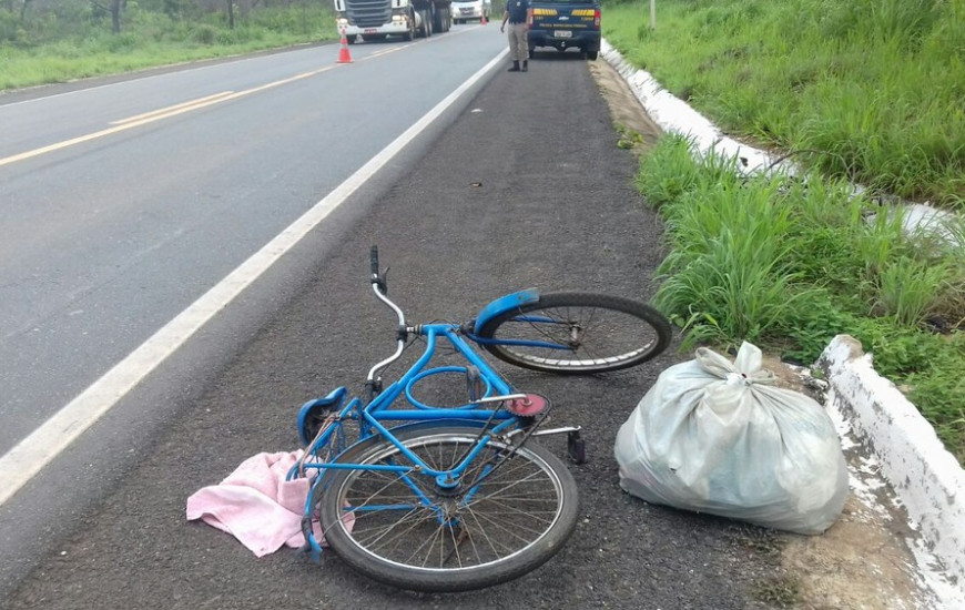 Casal levava uma bicicleta, que estava estacionada no acostamento