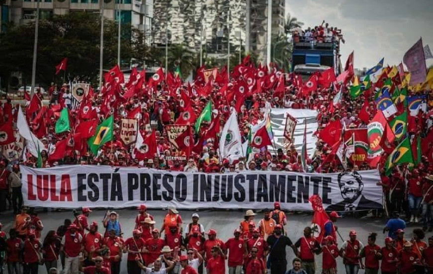 Cerca de 10 mil pessoas marcham na Esplanada dos Poderes em apoio à candidatura