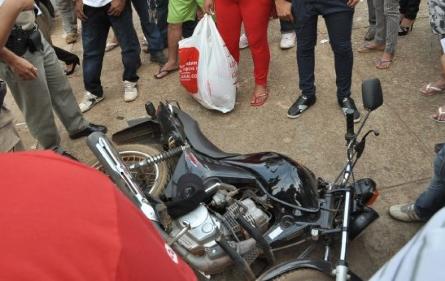 Bandidos abandonaram a moto