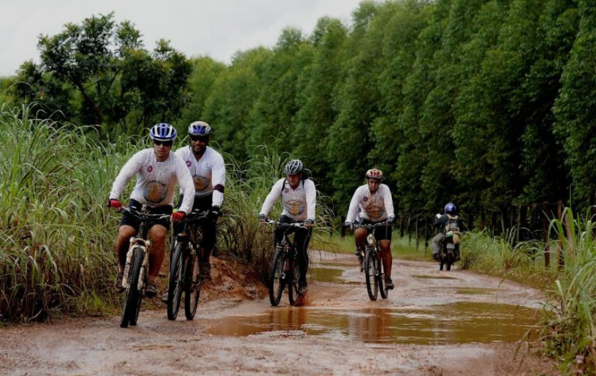 Ciclistas se aventuram durante o feriado