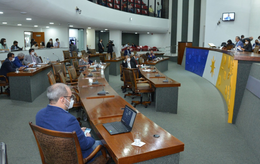 Deputados durante a sessão legislativa de terça-feira, 27.