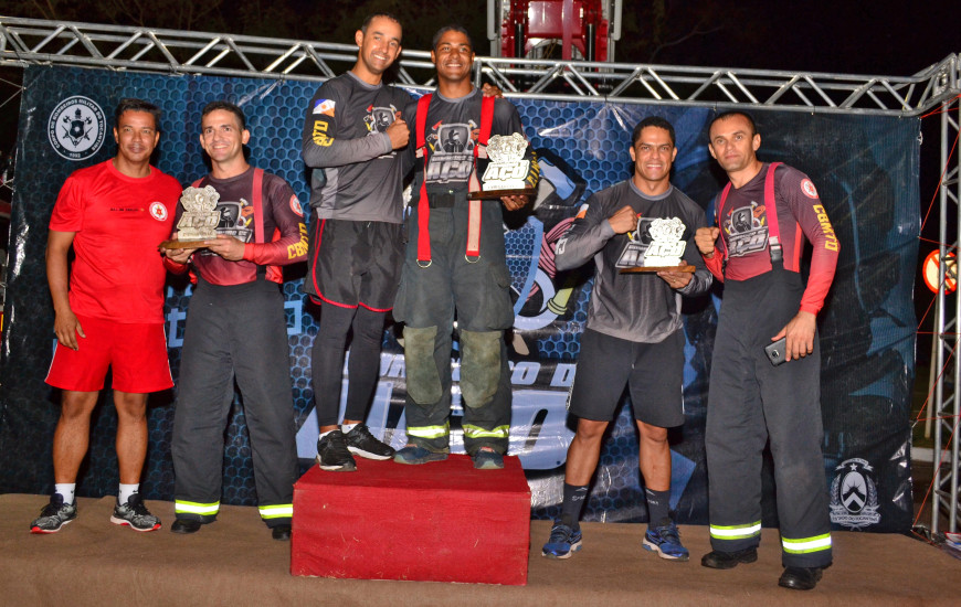  Os campeões da categoria máster recebem seus troféus