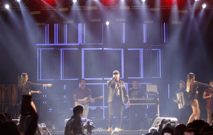 Banda abre programação de shows.