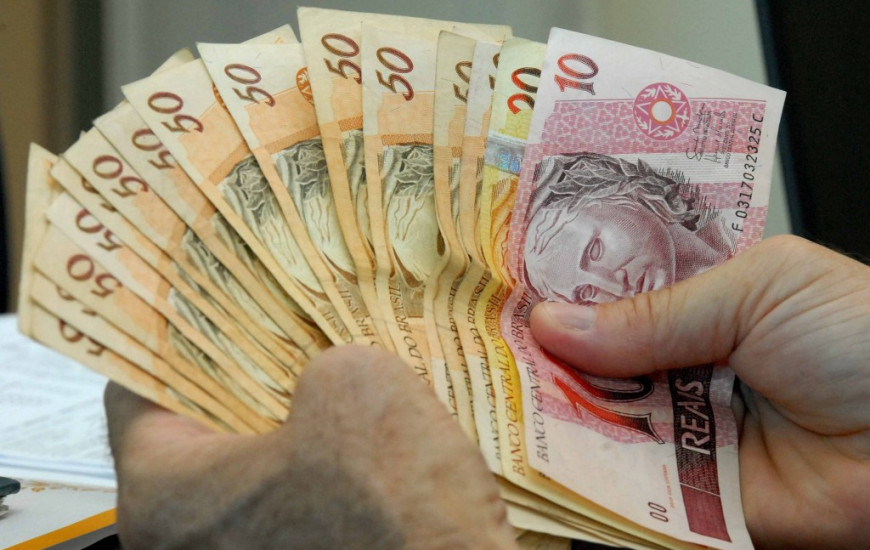 Salários podem ser sacados neste sábado