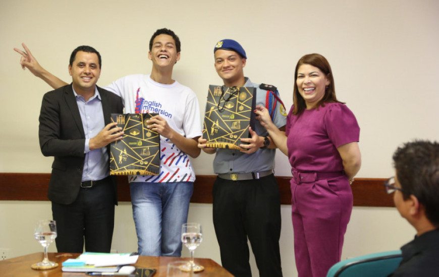 Jovens embaixadores 2019 sendo homenageados pela Seduc