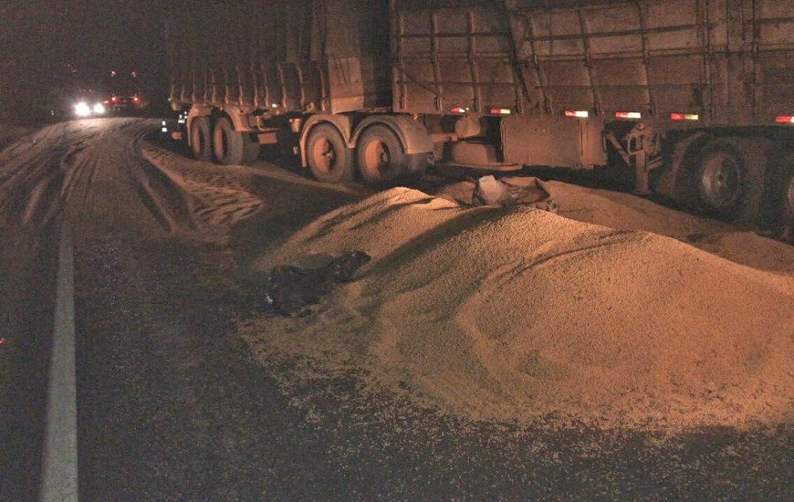 Carga de soja é derramada na pista após tombamento