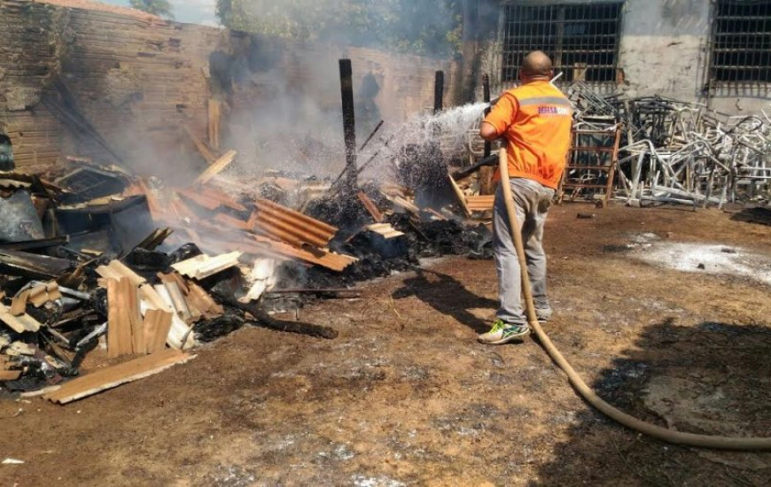 Bombeiros combatem fogo