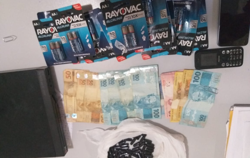 Dinheiro e objetos apreendidos 