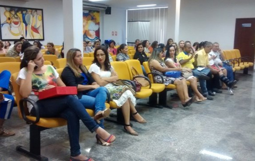 Educadores aguardam retratação
