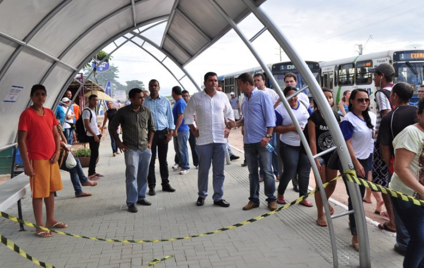Prefeito vistoria pontos de ônibus