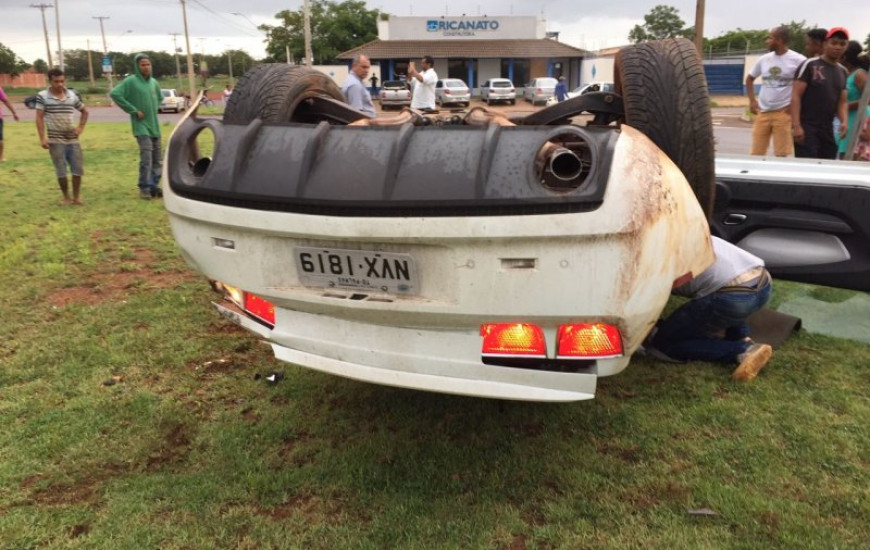 Veículo ficou destruído após acidente