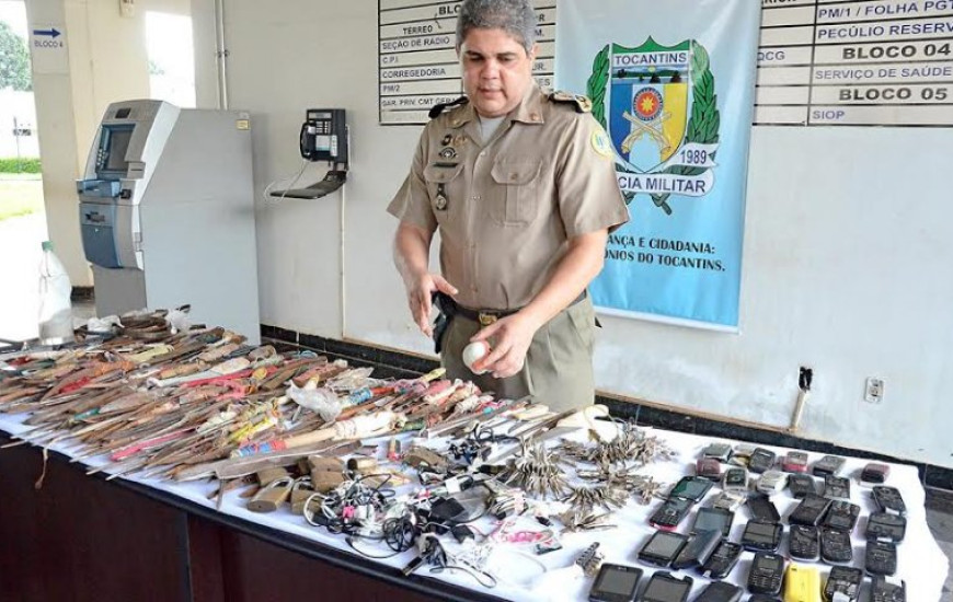 Comandante da PM apresenta material apreendido