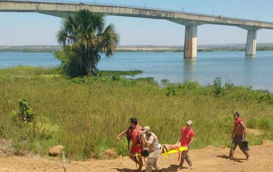 Jovem saltou da ponte e ficou flutuando no leito do rio.