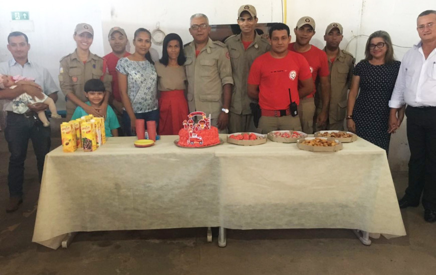 Mulher volta para comemorar aniversário com Bombeiros que a socorreram