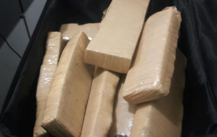 Polícia apreende drogas com suspeitos