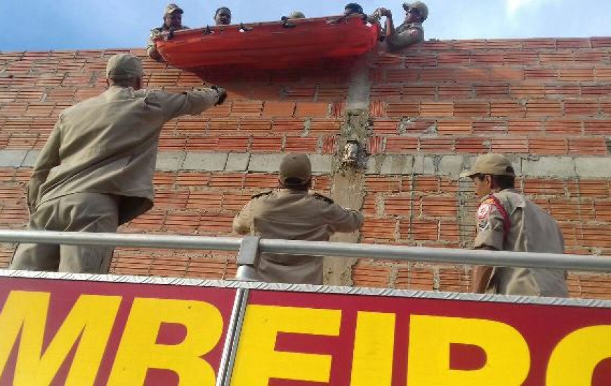 Bombeiros socorrem homem que sofreu choque elétrico