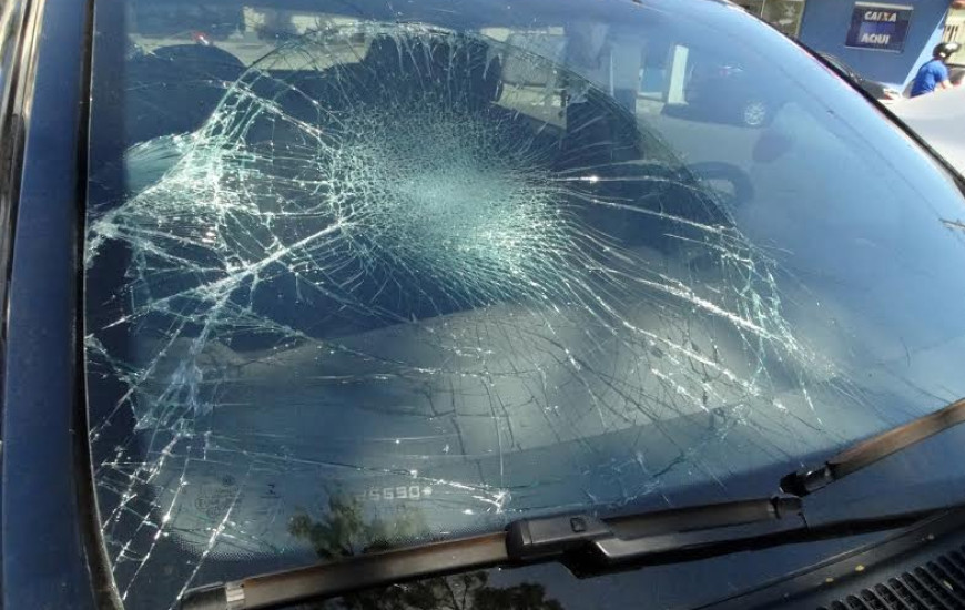 Carro de fiscal foi atingido por uma pedra