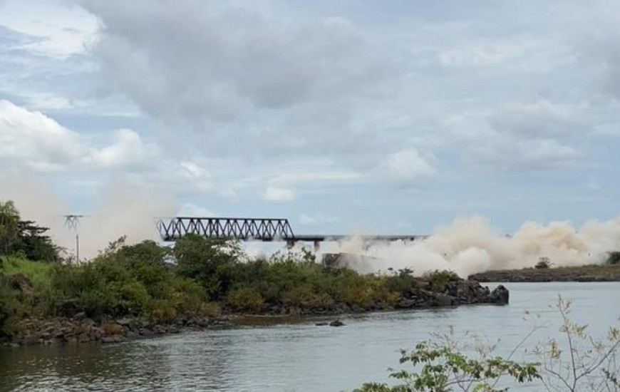 Com a implosão, nova ponte será construída e entregue até dezembro