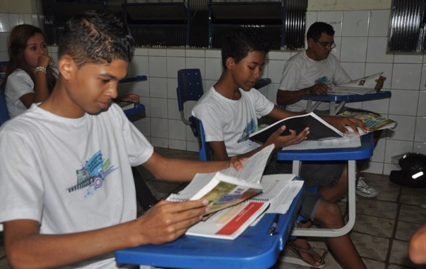 Professores não receberam nem o 1º mês trabalhado