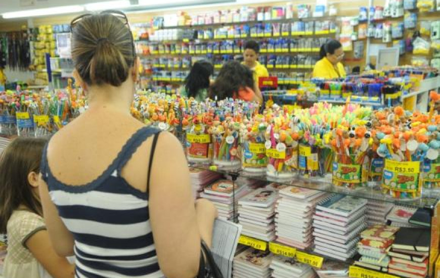 Pesquisar é a principal dica para economizar na compra de material escolar