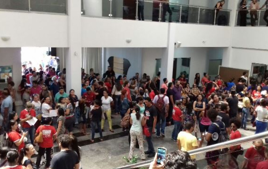 Professores ocupam Câmara de Palmas nesta manhã