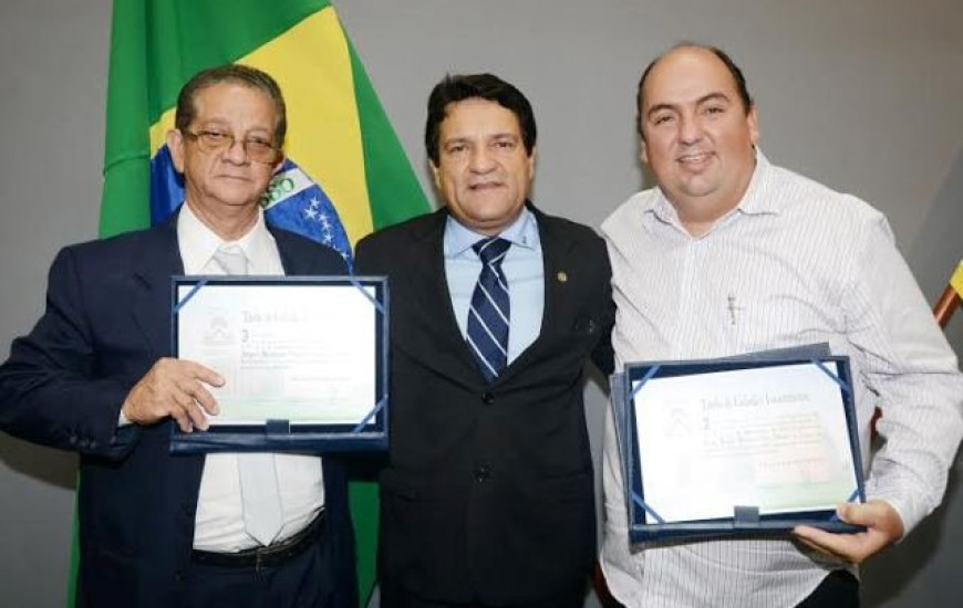 Osires entrega homenagens